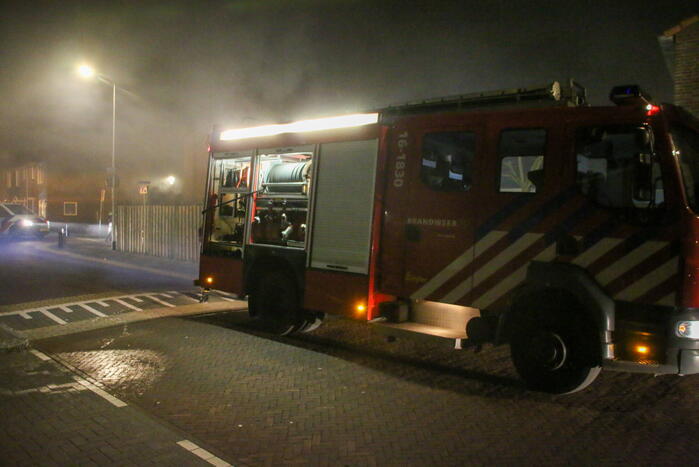 Brand in tuin slaat over naar woning