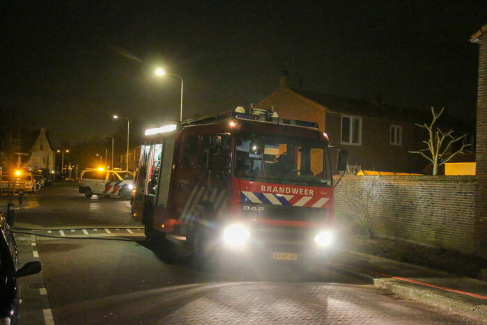 Brand in tuin slaat over naar woning