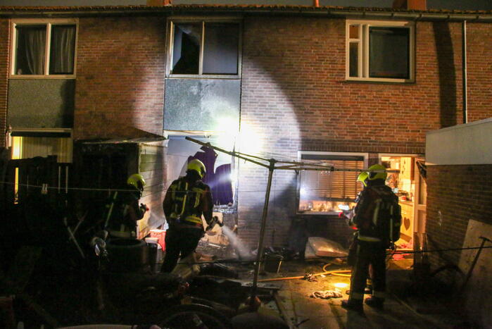 Brand in tuin slaat over naar woning