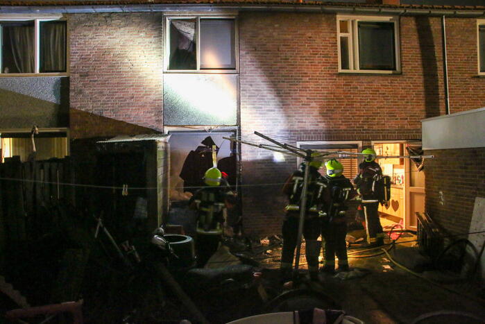 Brand in tuin slaat over naar woning