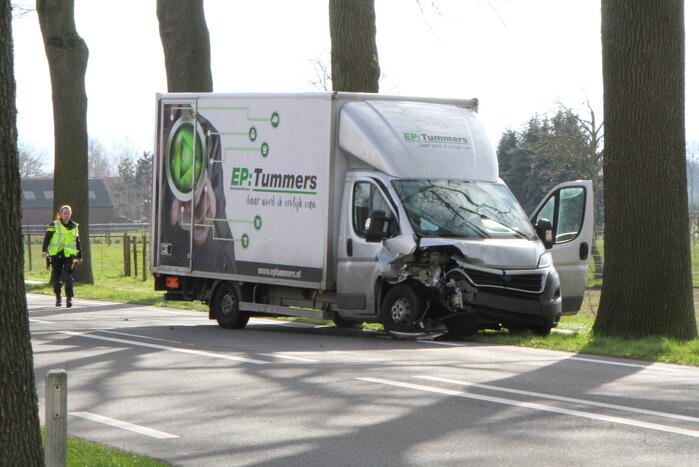 Bakwagen botst met vrachtwagen trekker