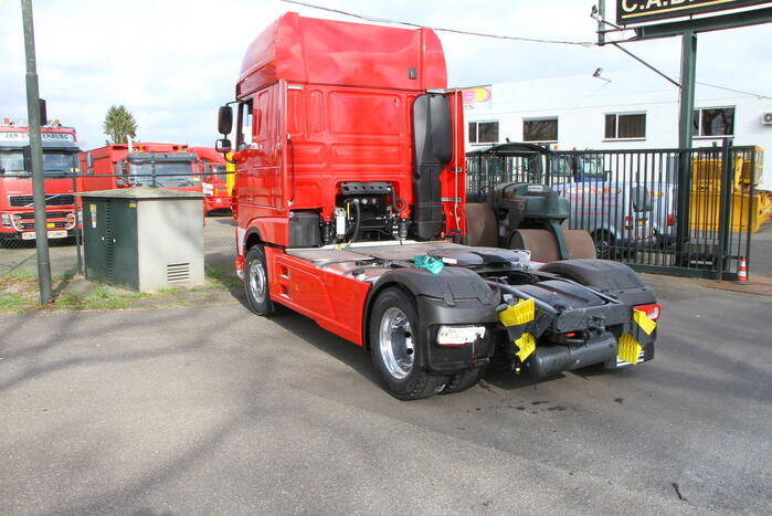 Bakwagen botst met vrachtwagen trekker