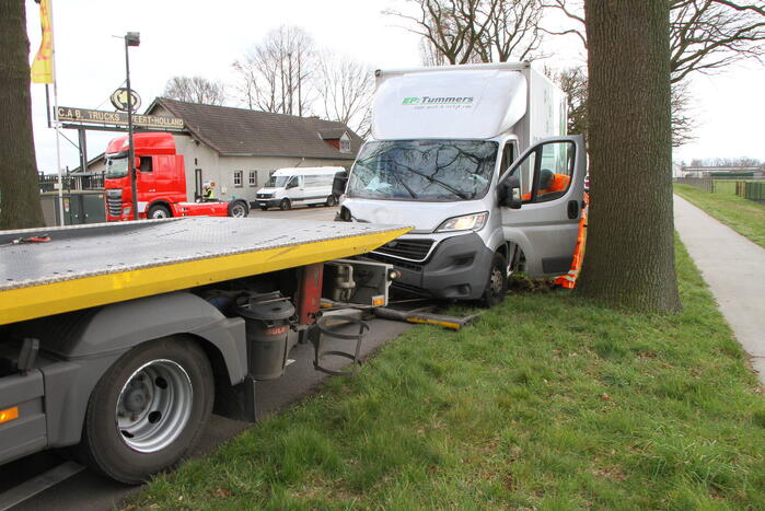 Bakwagen botst met vrachtwagen trekker