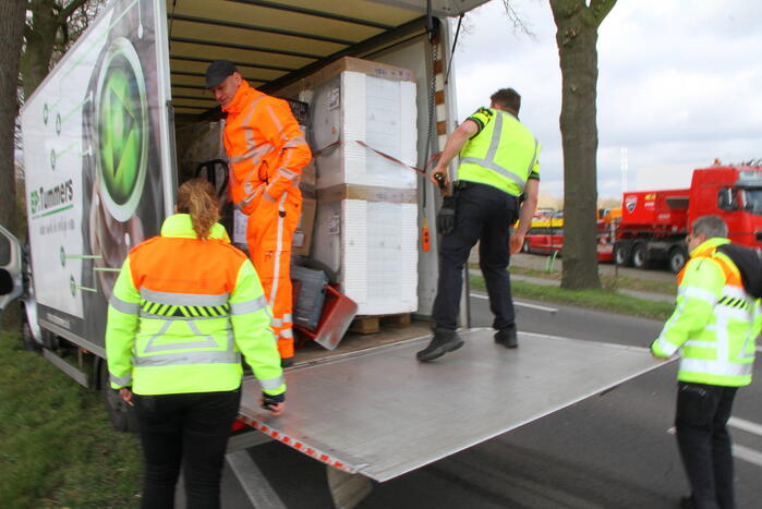 Bakwagen botst met vrachtwagen trekker