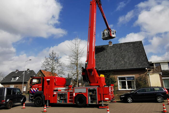 Kauw vast in schoorsteen van woning