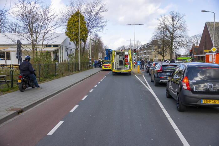 Persoon op scootmobiel aangereden door vrachtwagen