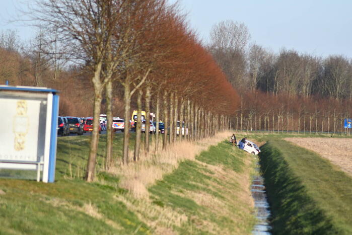 Auto raakt van de weg en belandt in sloot