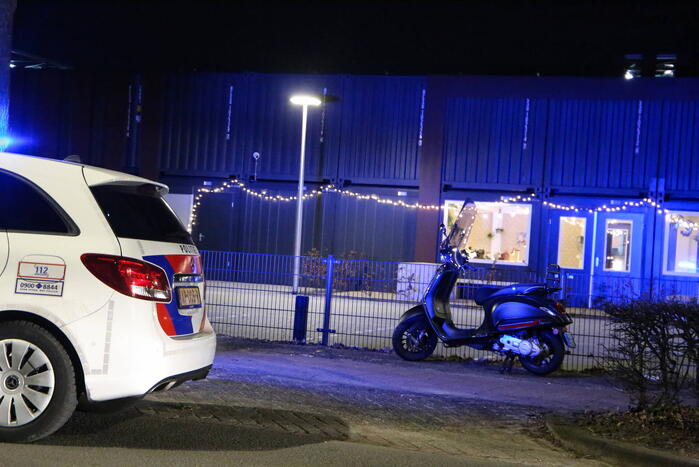 Personenauto in botsing met jonge dame op elektrische step