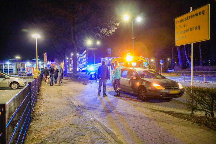 Personenauto in botsing met jonge dame op elektrische step