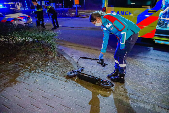 Personenauto in botsing met jonge dame op elektrische step