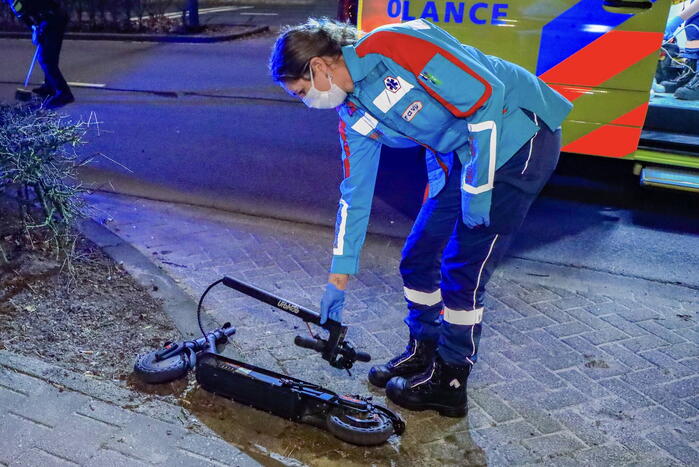 Personenauto in botsing met jonge dame op elektrische step