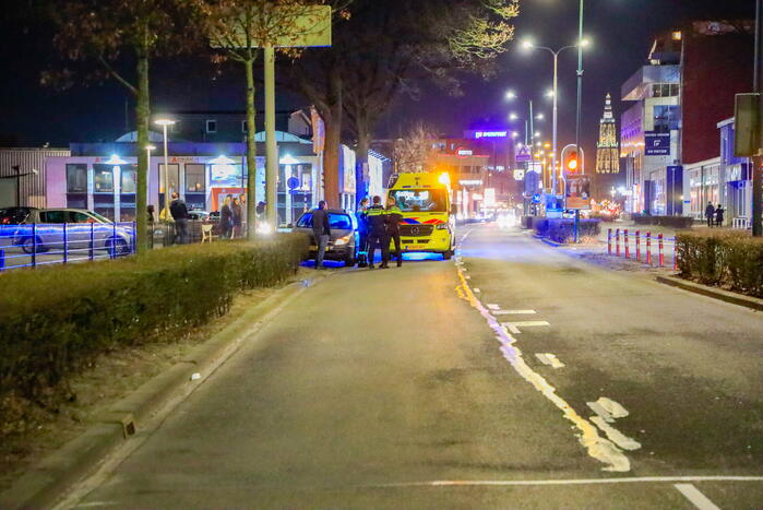 Personenauto in botsing met jonge dame op elektrische step