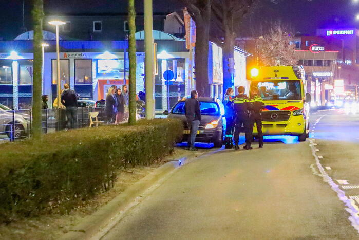 Personenauto in botsing met jonge dame op elektrische step