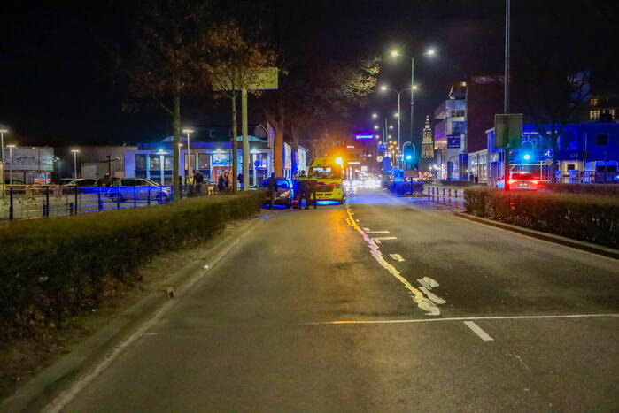 Personenauto in botsing met jonge dame op elektrische step