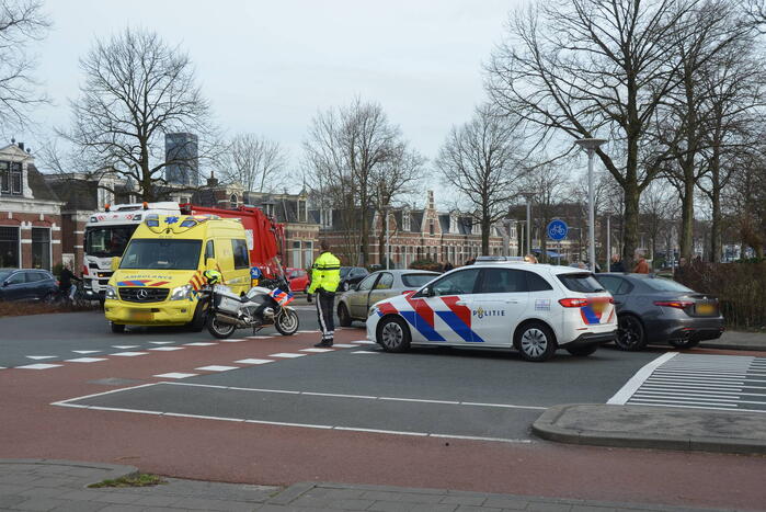 Persoon op fiets gewond bij botsing met afslaande auto