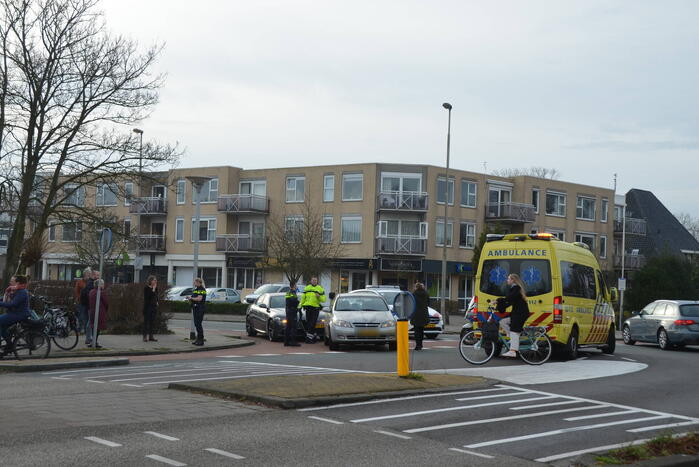 Persoon op fiets gewond bij botsing met afslaande auto