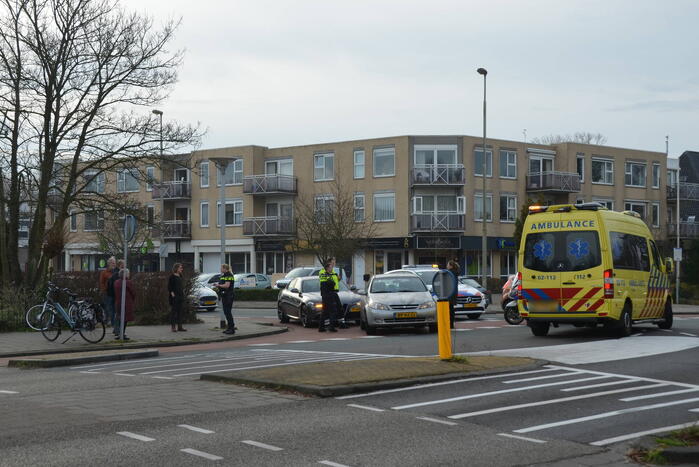 Persoon op fiets gewond bij botsing met afslaande auto