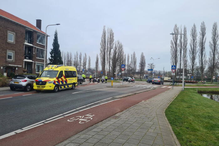 Persoon op e-bike gewond bij botsing met auto op rotonde