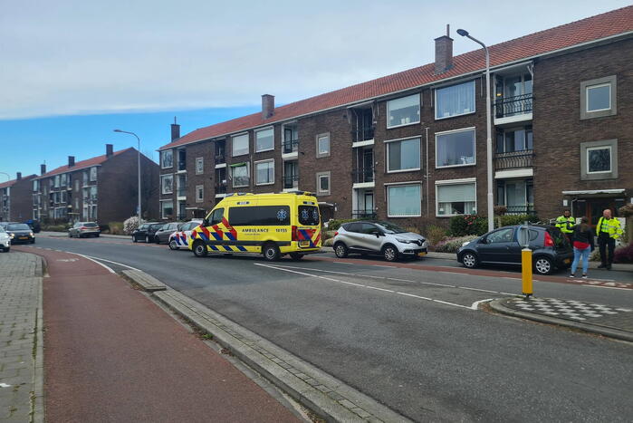 Persoon op e-bike gewond bij botsing met auto op rotonde
