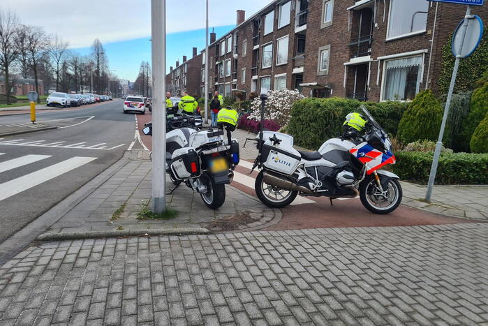 Persoon op e-bike gewond bij botsing met auto op rotonde