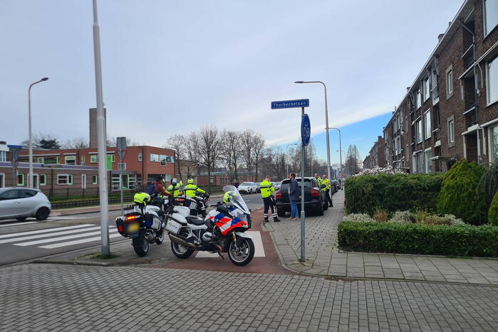 Persoon op e-bike gewond bij botsing met auto op rotonde