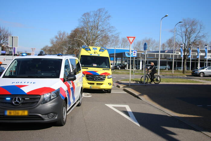 Overstekende fietser aangereden door bestelbus
