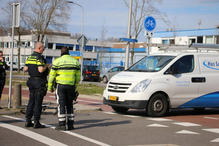 Overstekende fietser aangereden door bestelbus