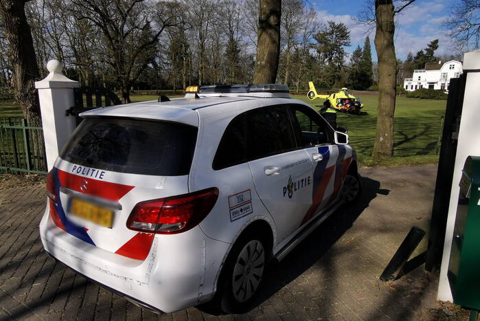 Buren vinden buurman in tuin en slaan alarm