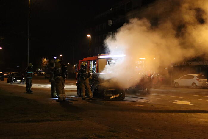 Politie doet onderzoek naar het ontstaan van een autobrand
