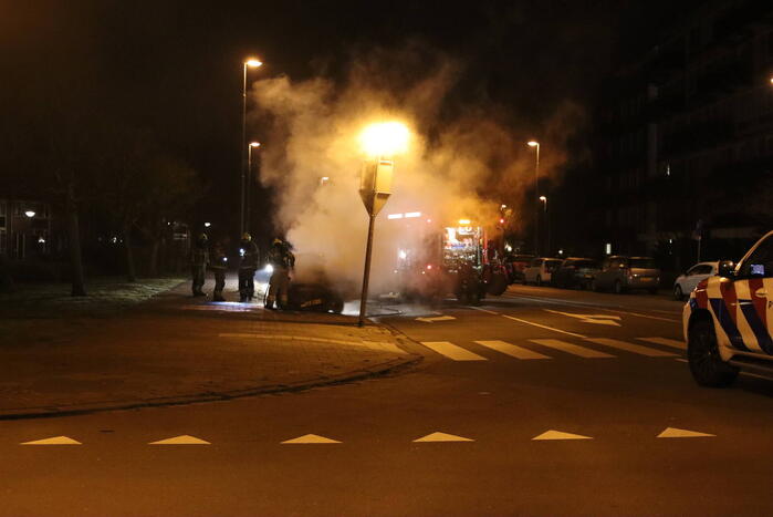 Politie doet onderzoek naar het ontstaan van een autobrand