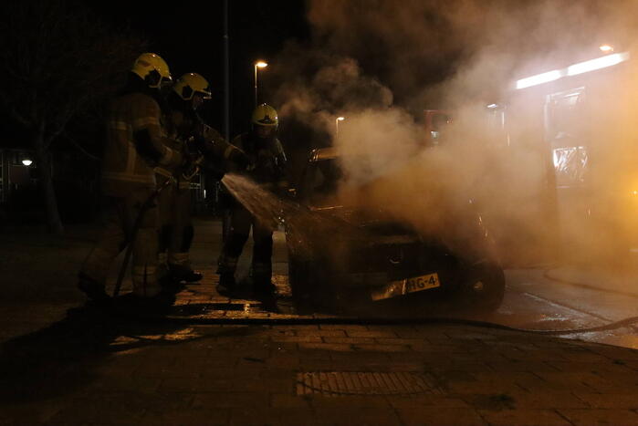 Politie doet onderzoek naar het ontstaan van een autobrand