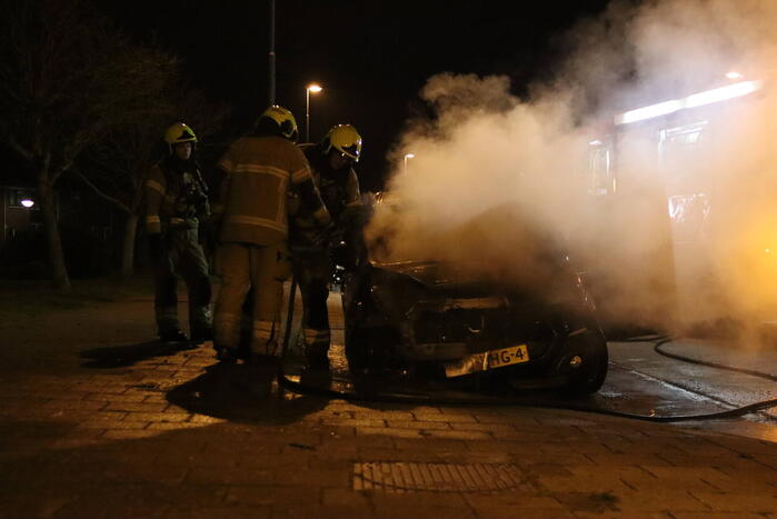 Politie doet onderzoek naar het ontstaan van een autobrand