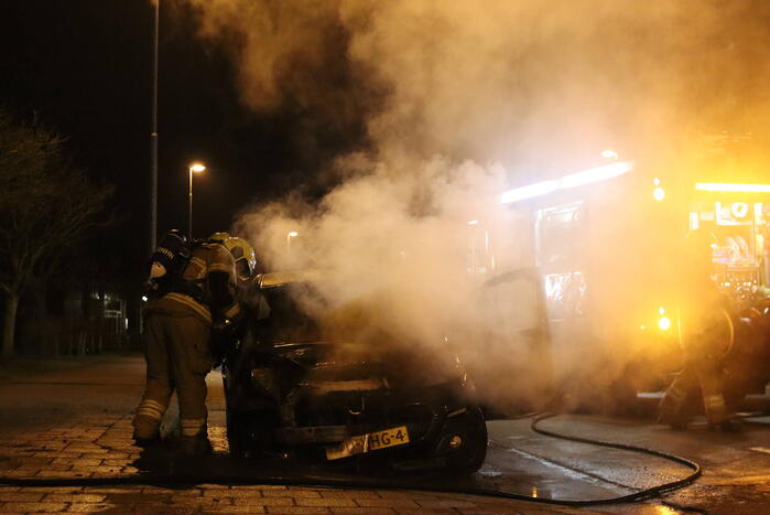 Politie doet onderzoek naar het ontstaan van een autobrand
