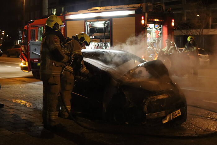 Politie doet onderzoek naar het ontstaan van een autobrand