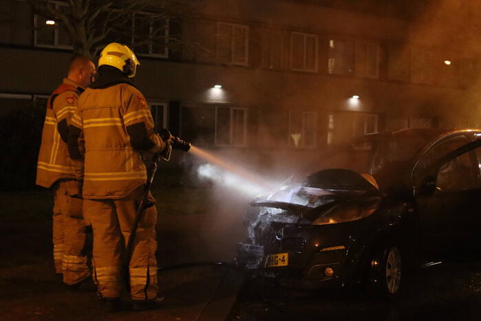 Politie doet onderzoek naar het ontstaan van een autobrand