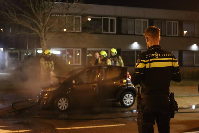 Politie doet onderzoek naar het ontstaan van een autobrand