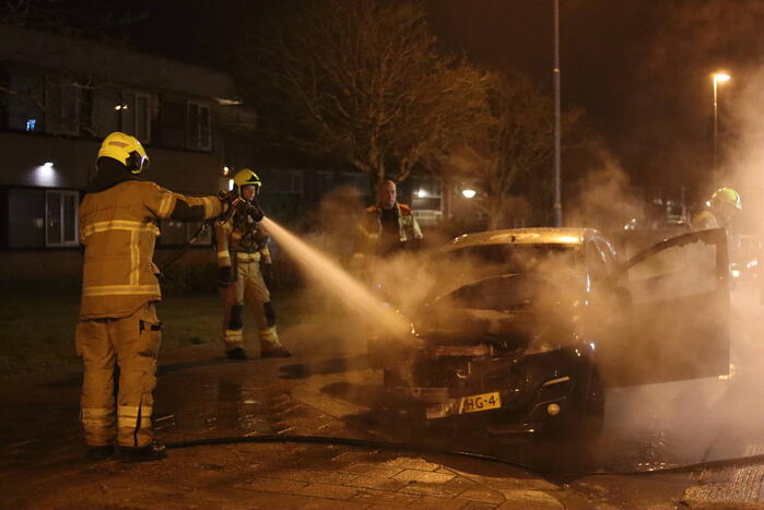 Politie doet onderzoek naar het ontstaan van een autobrand