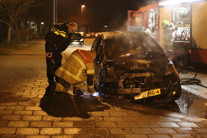 Politie doet onderzoek naar het ontstaan van een autobrand
