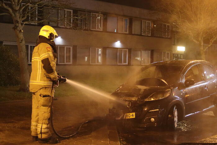 Politie doet onderzoek naar het ontstaan van een autobrand