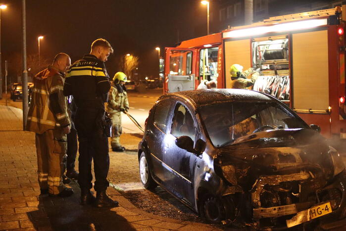 Politie doet onderzoek naar het ontstaan van een autobrand