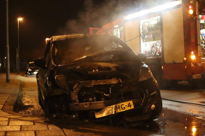 Politie doet onderzoek naar het ontstaan van een autobrand