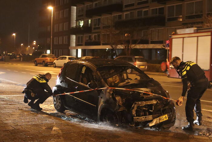 Politie doet onderzoek naar het ontstaan van een autobrand