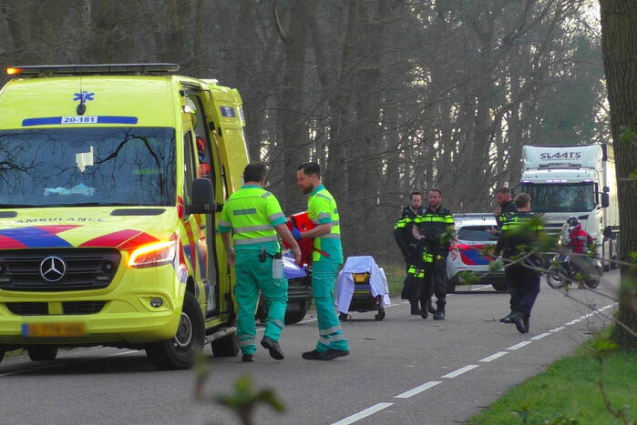 Auto in de kreukels na botsing tegen boom