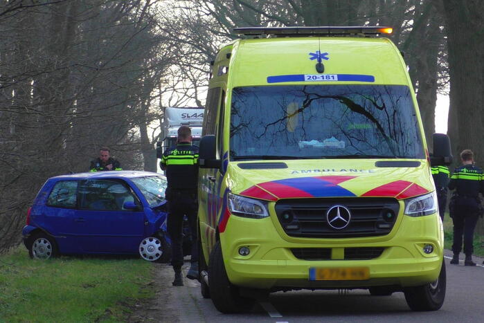 Auto in de kreukels na botsing tegen boom
