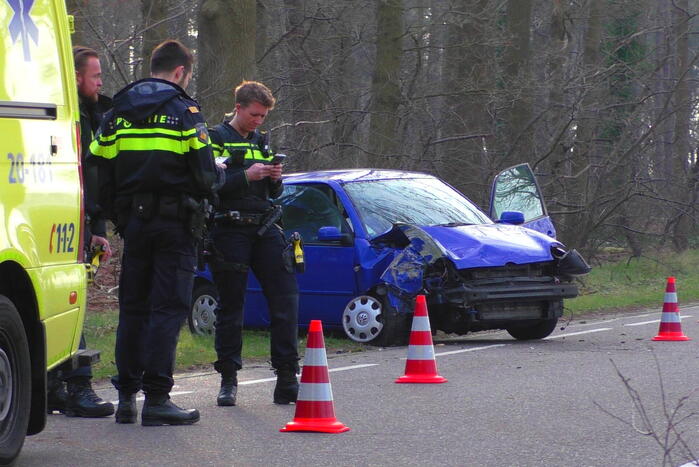 Auto in de kreukels na botsing tegen boom