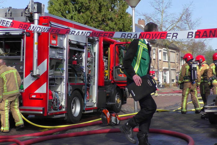 Enorme rookwolken bij brand in garagebox