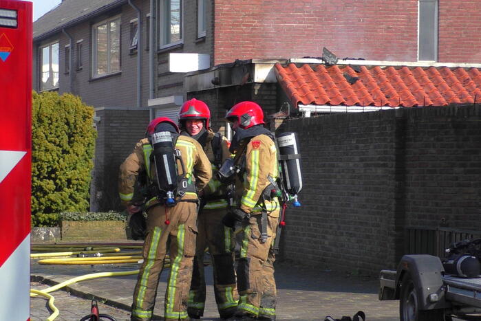Enorme rookwolken bij brand in garagebox