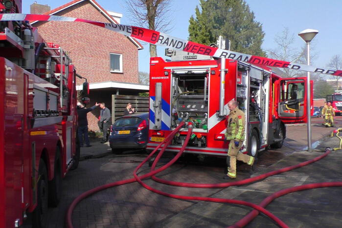 Enorme rookwolken bij brand in garagebox