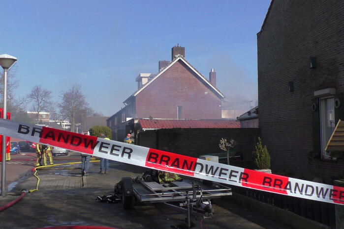 Enorme rookwolken bij brand in garagebox