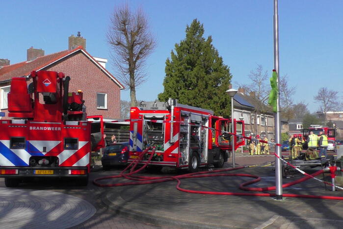 Enorme rookwolken bij brand in garagebox